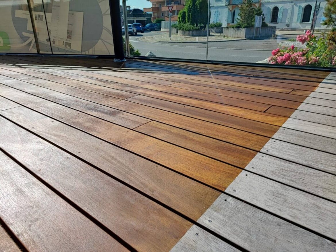Photo d'une terrasse dont une partie a été traitée avec les produits RUBIO ce qu'on appelle une finition bois