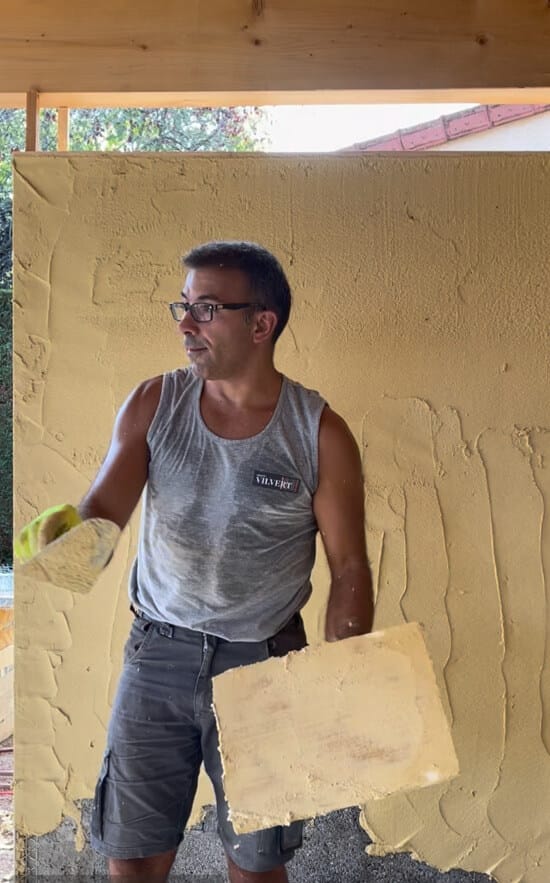 Rémi fusaro, ancien chef de chantier en maçonnerie entrain de former des jeunes
